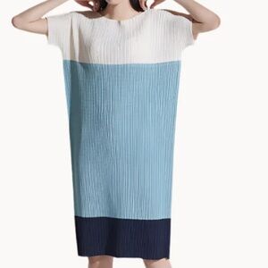 EVERCUBE] Pleats Sky Blue
 Color Block Dress Size 4 NWOT